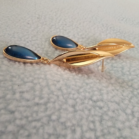 🆕️🚫🏷 Gold Tone Post Earrings 🆕️🚫🏷 - Picture 2 of 4